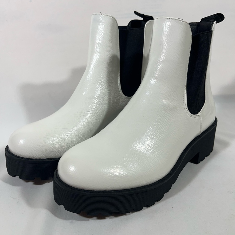 Dirty Laundry Chunky Lug Chelsea Boot Women 8 White/Black Faux Patent Leather